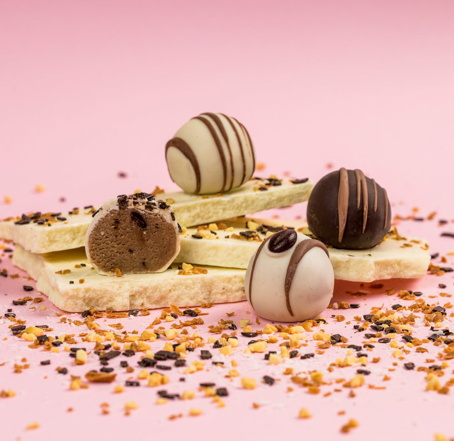 Négy féle marcipán kompozícióban, csokoládé táblán topping szórással. Four types of marzipan in a composition, with chocolate bars and sprinkled toppings. Vier Arten von Marzipan in einer Komposition, mit Schokoladentafeln und bestreuten Toppings.Négy féle marcipán kompozícióban, csokoládé táblán topping szórással. Four types of marzipan in a composition, with chocolate bars and sprinkled toppings. Vier Arten von Marzipan in einer Komposition, mit Schokoladentafeln und bestreuten Toppings.