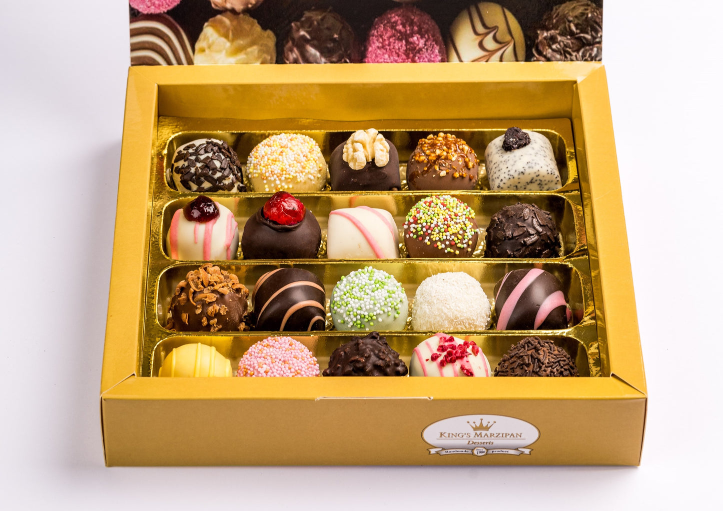 Díszdoboz 20 darab válogatott marcipánnal. Gift box with 20 pieces of assorted marzipan. Geschenkbox mit 20 Stück ausgewähltem Marzipan.