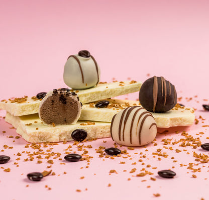 Négy féle marcipán kompozícióban, csokoládé táblán topping szórással. Four types of marzipan in a composition, with chocolate bars and sprinkled toppings. Vier Arten von Marzipan in einer Komposition, mit Schokoladentafeln und bestreuten Toppings.